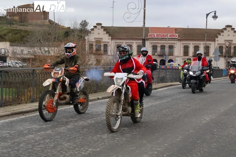Foto 11 - Decenas de motoristas llenan de ambiente navide&ntilde;o Alba de Tormes con la tradicional Papanoelada motera