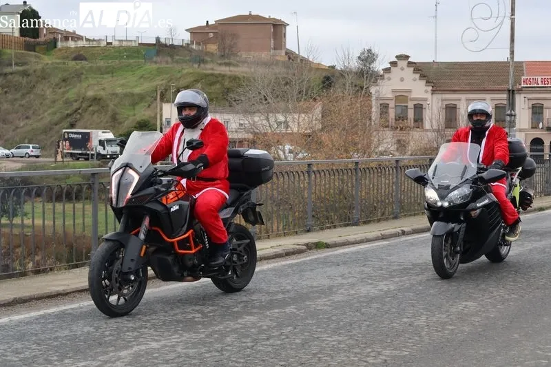 Foto 10 - Decenas de motoristas llenan de ambiente navide&ntilde;o Alba de Tormes con la tradicional Papanoelada motera