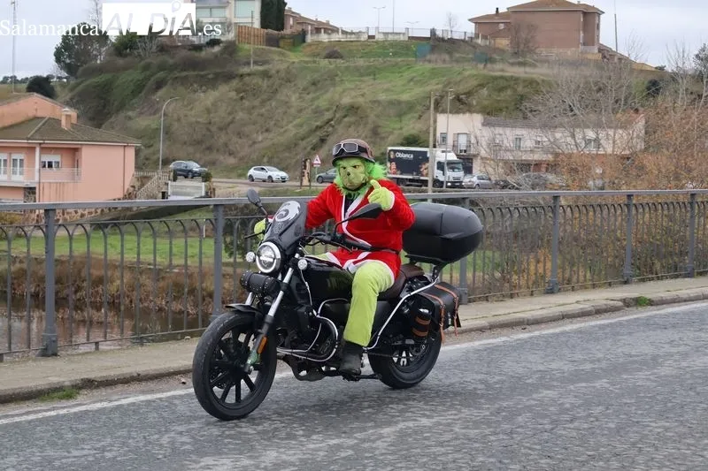 Foto 9 - Decenas de motoristas llenan de ambiente navide&ntilde;o Alba de Tormes con la tradicional Papanoelada motera