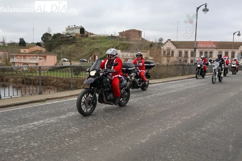 Foto 7 - Decenas de motoristas llenan de ambiente navide&ntilde;o Alba de Tormes con la tradicional Papanoelada motera
