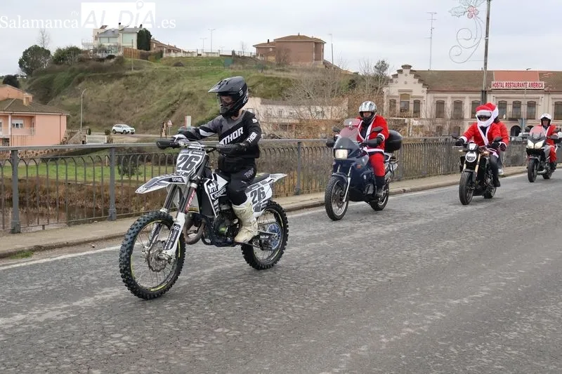 Foto 6 - Decenas de motoristas llenan de ambiente navide&ntilde;o Alba de Tormes con la tradicional Papanoelada motera