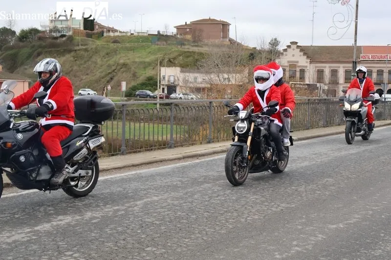 Foto 5 - Decenas de motoristas llenan de ambiente navide&ntilde;o Alba de Tormes con la tradicional Papanoelada motera