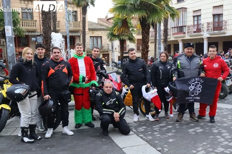 Foto 4 - Decenas de motoristas llenan de ambiente navide&ntilde;o Alba de Tormes con la tradicional Papanoelada motera