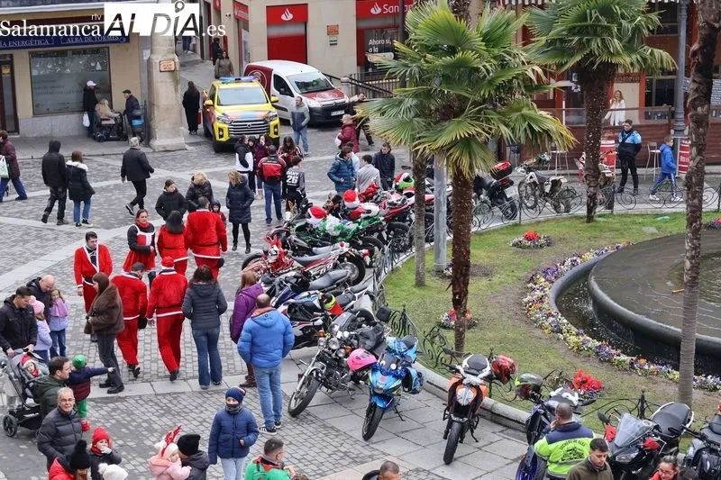Foto 3 - Decenas de motoristas llenan de ambiente navide&ntilde;o Alba de Tormes con la tradicional Papanoelada motera