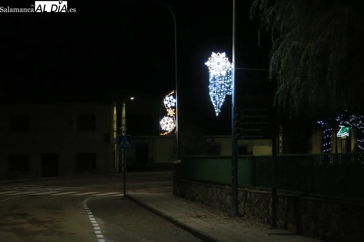 Iluminación Navideña en Villarino de los Aires / CORRAL