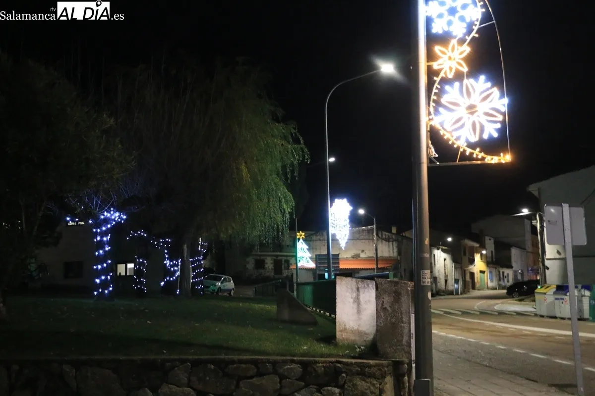 Iluminación Navideña en Villarino de los Aires / CORRAL