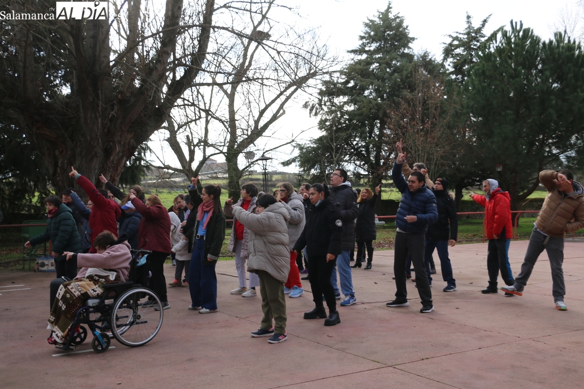 Asprodes Vitigudino inaugura la decoración navideña artesanal en el parque San Nicolás