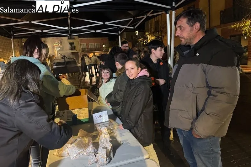 Foto 4 - Un gesto de 610 euros: &eacute;xito de la iniciativa ben&eacute;fica de casta&ntilde;as asadas en Alba de Tormes