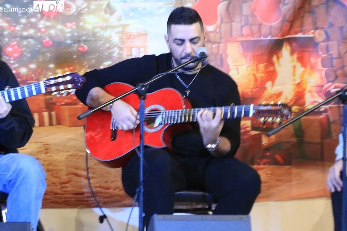 Espectáculo de la 'Zambomba Flamenca Charra' en Lumbrales 7 CORRAL