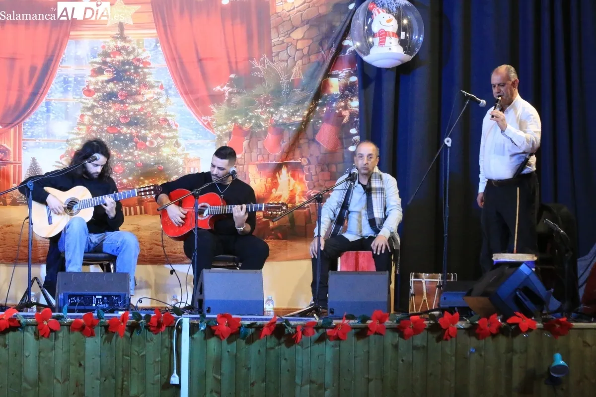 Espectáculo de la 'Zambomba Flamenca Charra' en Lumbrales 7 CORRAL