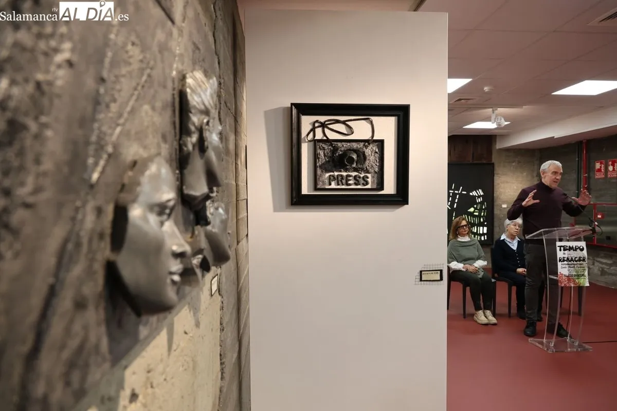 La artista salmantina Lucía Vicente Ezcurra inaugura en el Palacio Episcopal la exposición 'Tempo de renacer'. Foto de David Sañudo