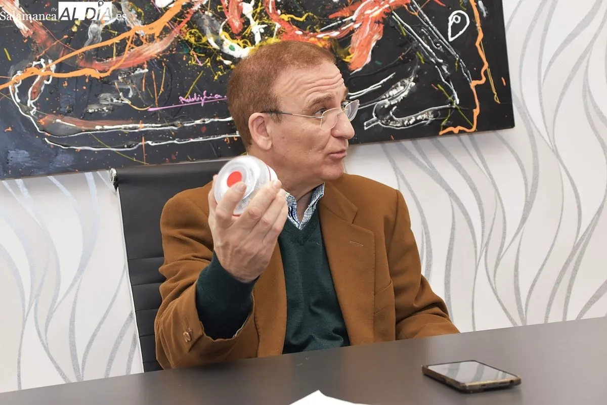 El jefe provincial de Tráfico en Salamanca, Miguel Moreno Sánchez, en los estudios de SALAMANCArtv AL DÍA, con una de las balizas V16