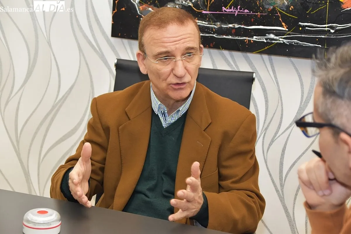 El jefe provincial de Tráfico en Salamanca, Miguel Moreno Sánchez, en los estudios de SALAMANCArtv AL DÍA, con una de las balizas V16