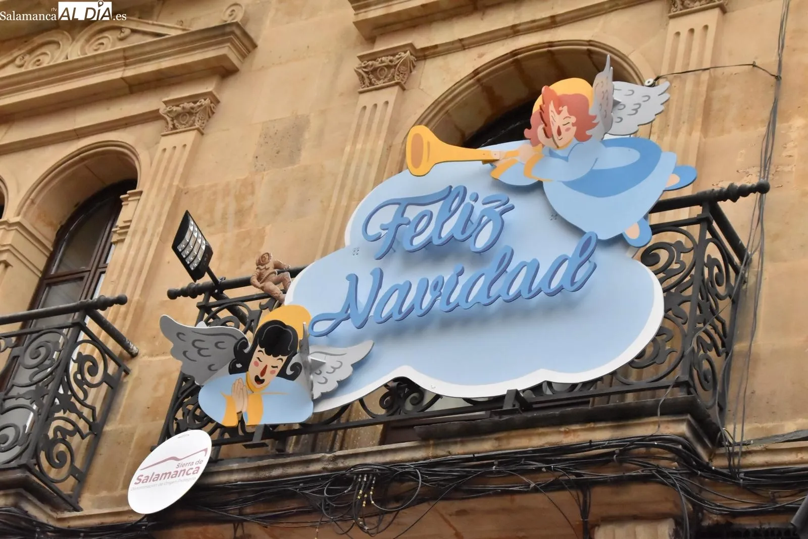 La calle Rúa estrena siete balcones decorados por alumnos de Bellas Artes
