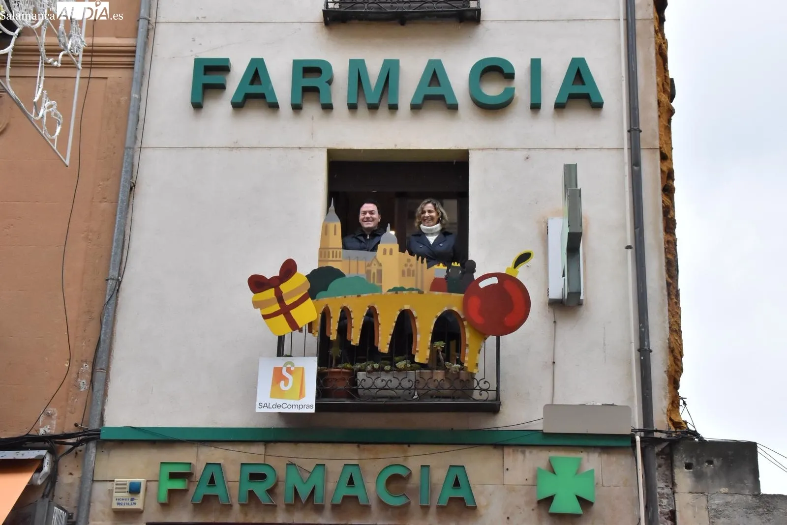 La calle Rúa estrena siete balcones decorados por alumnos de Bellas Artes