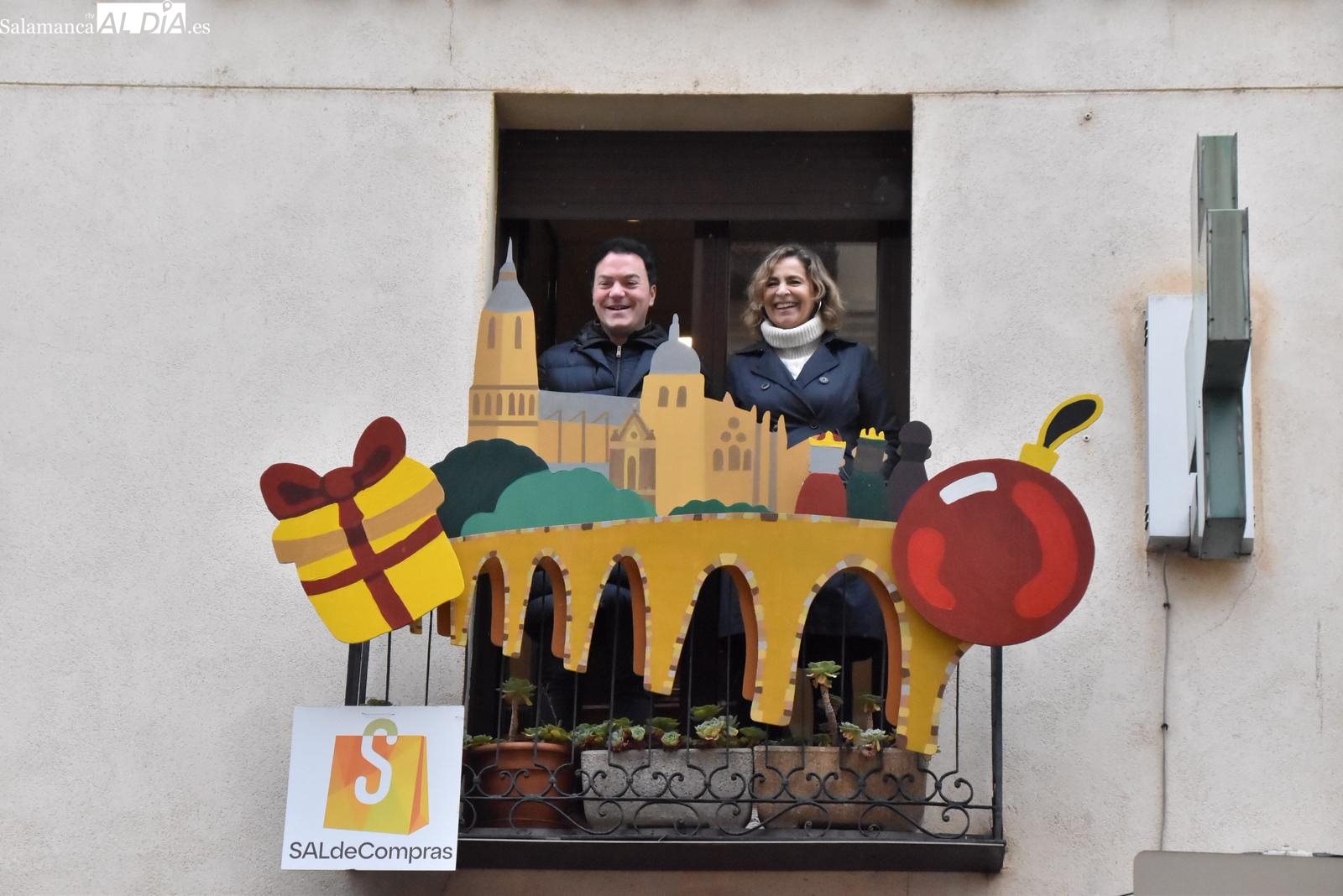 La calle Rúa de Salamanca estrena decoración navideña en sus balcones