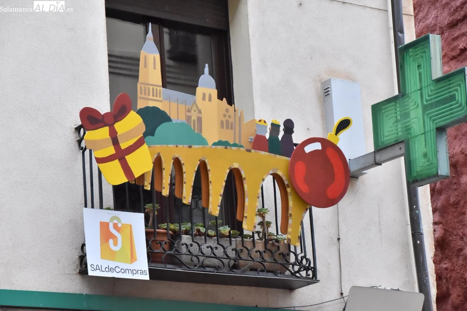 La calle Rúa estrena siete balcones decorados por alumnos de Bellas Artes