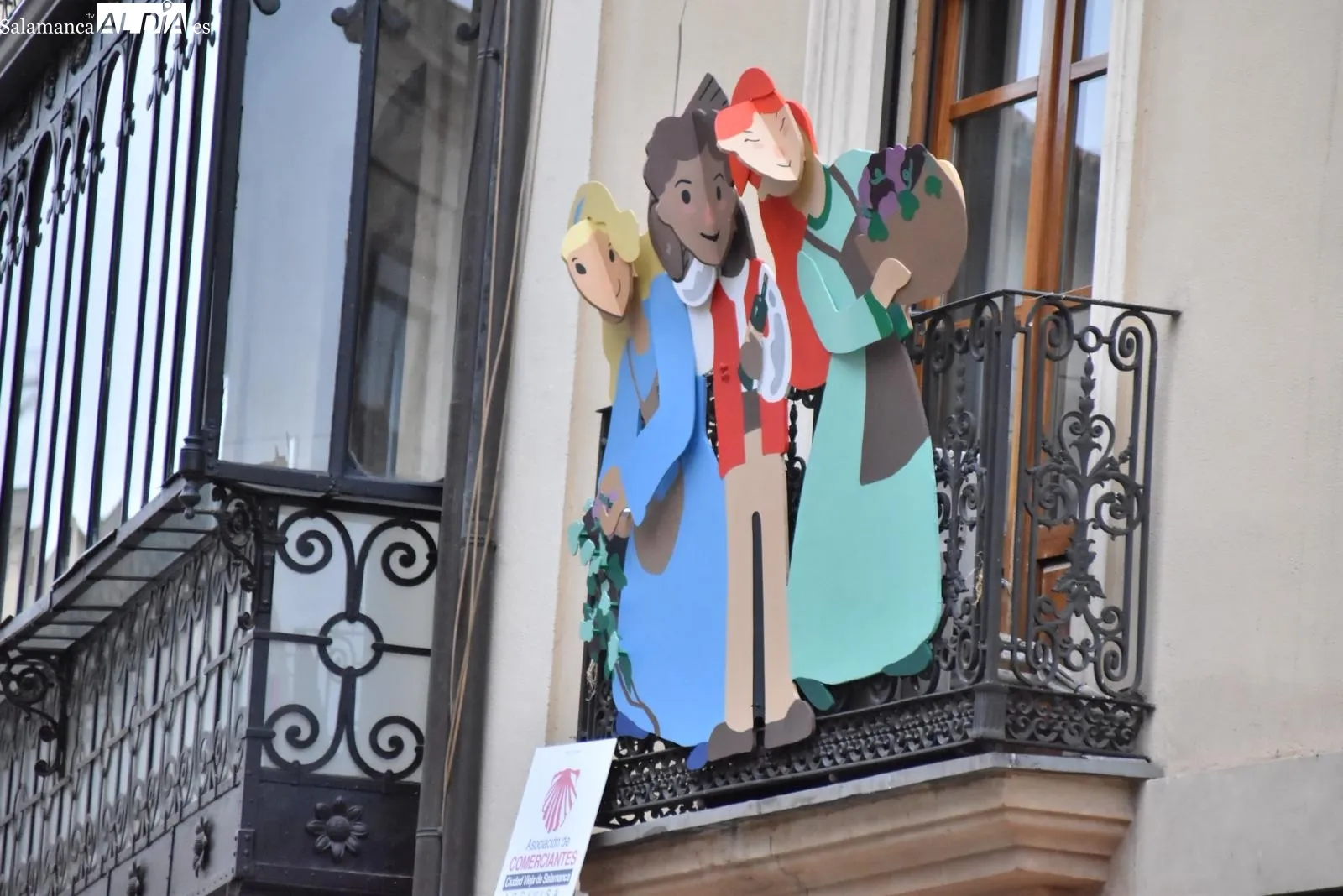 La calle Rúa estrena siete balcones decorados por alumnos de Bellas Artes