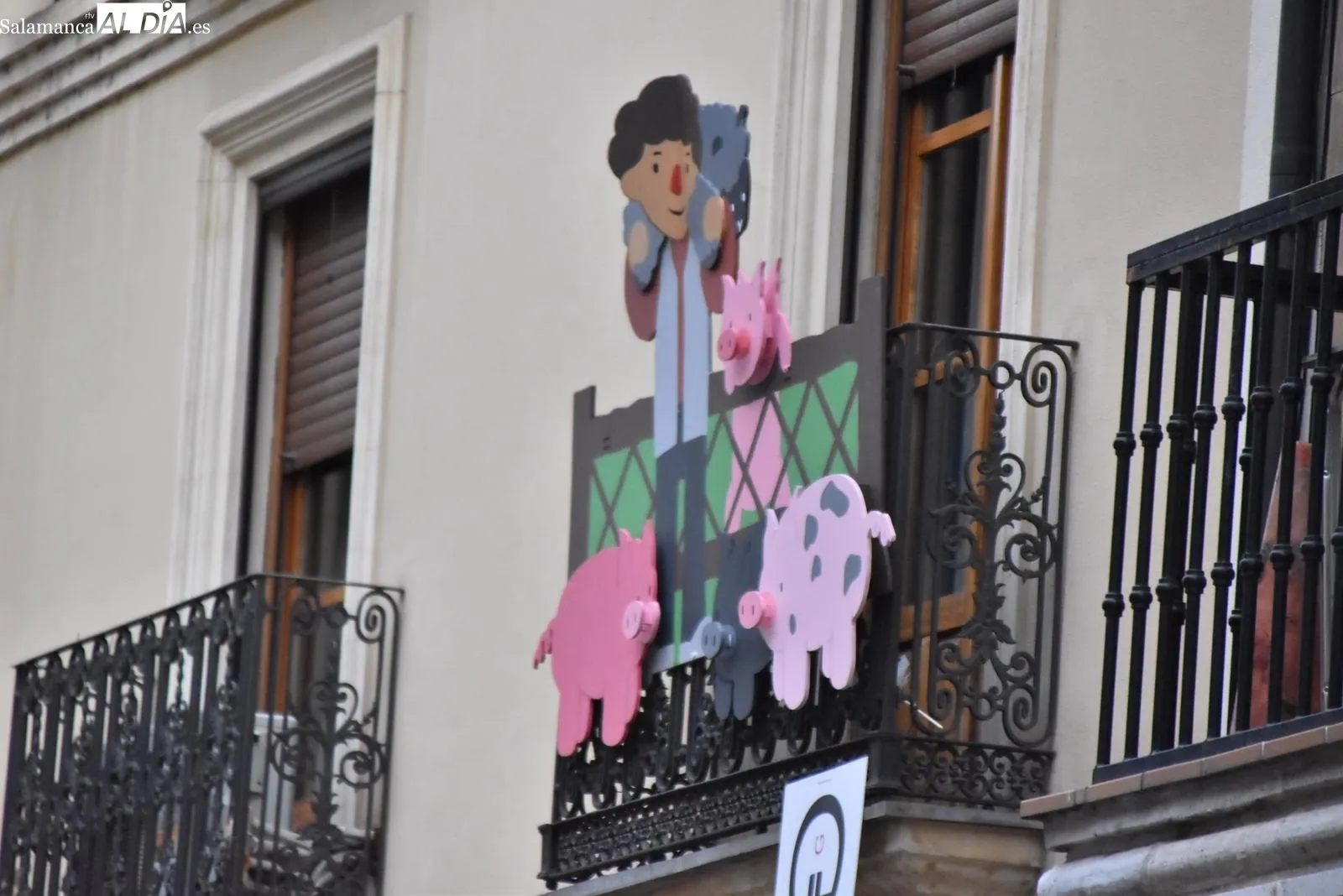 La calle Rúa estrena siete balcones decorados por alumnos de Bellas Artes