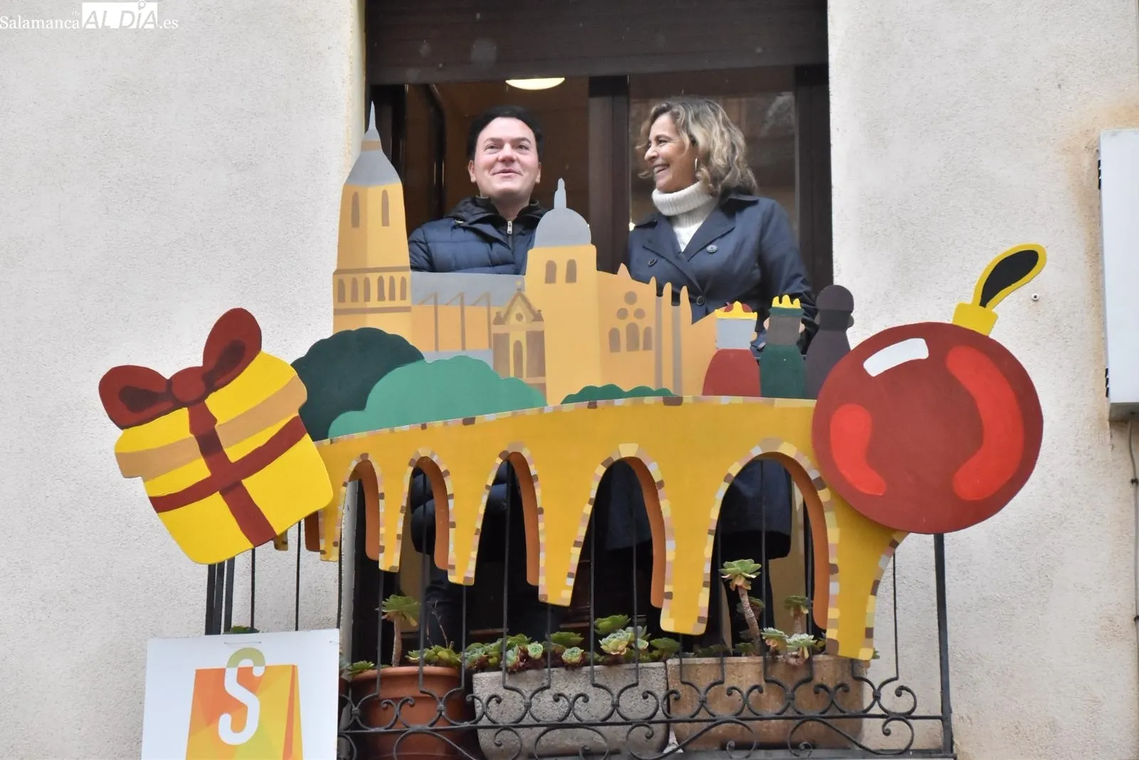 La calle Rúa estrena siete balcones decorados por alumnos de Bellas Artes
