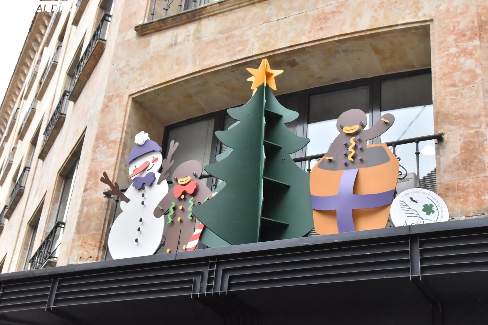 La calle Rúa estrena siete balcones decorados por alumnos de Bellas Artes