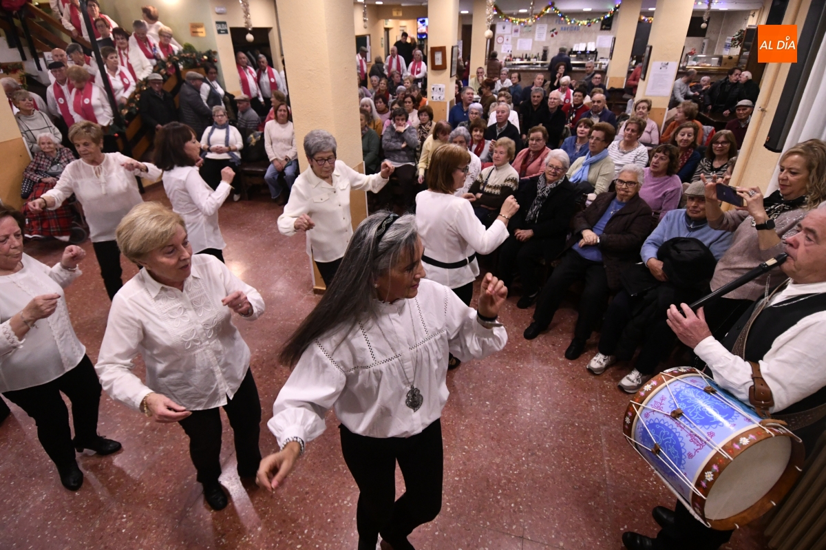 Aires navideños al compás de la música mirobrigense en el Centro de Día de Personas Mayores