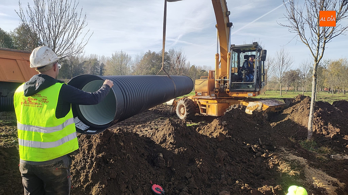 Continúan a buen ritmo las obras del colector de  la alameda de La Moretona