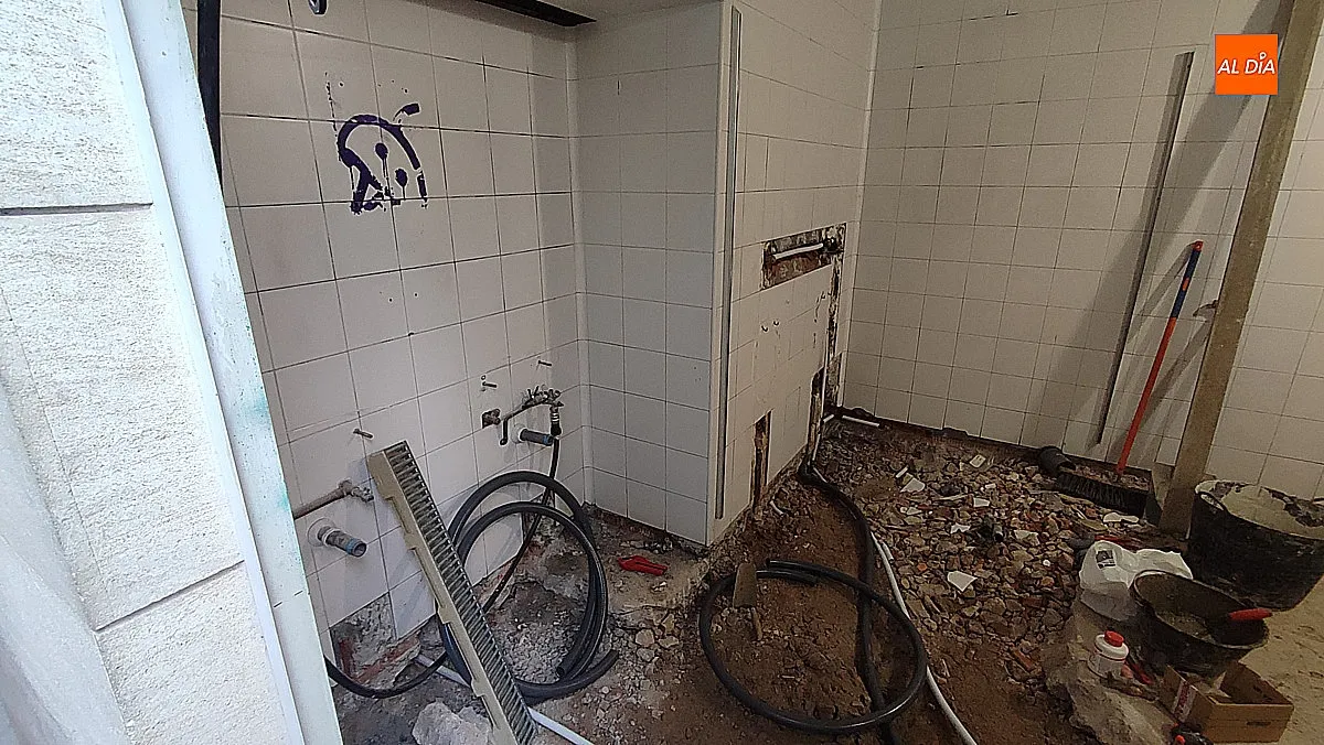 La obra en los baños del Mercado de Abastos 