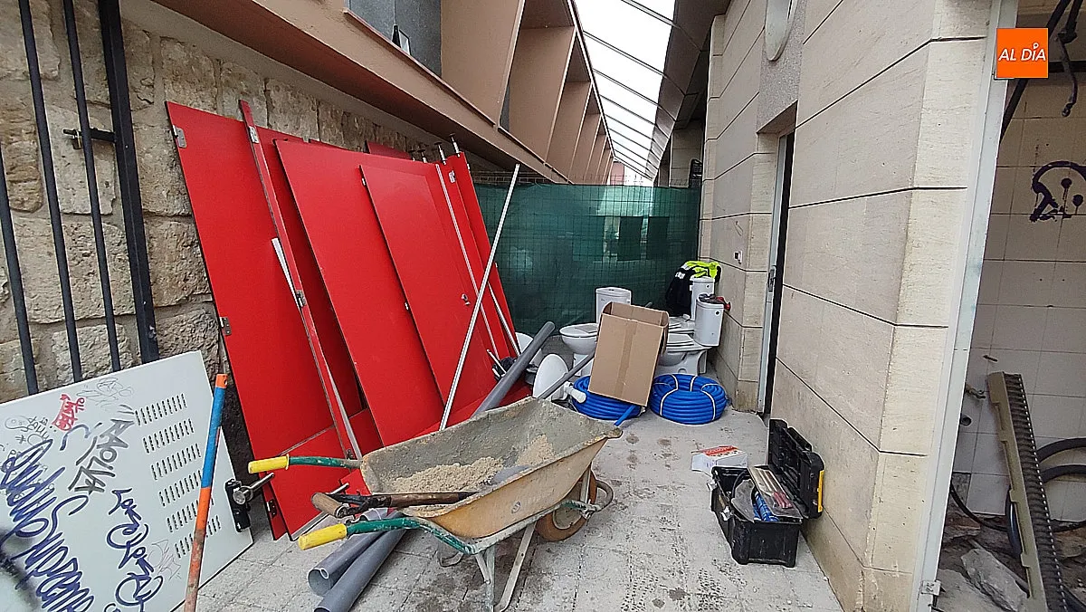 La obra en los baños del Mercado de Abastos 