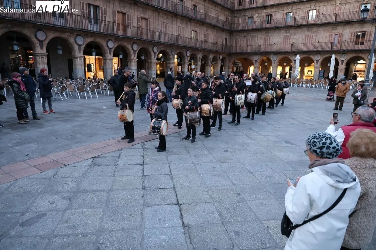 Pasacalles representación de 'El Pujo’ a cargo de alumnos de la Escuela Municipal de Música y Danza. Fotos: David Sañudo
