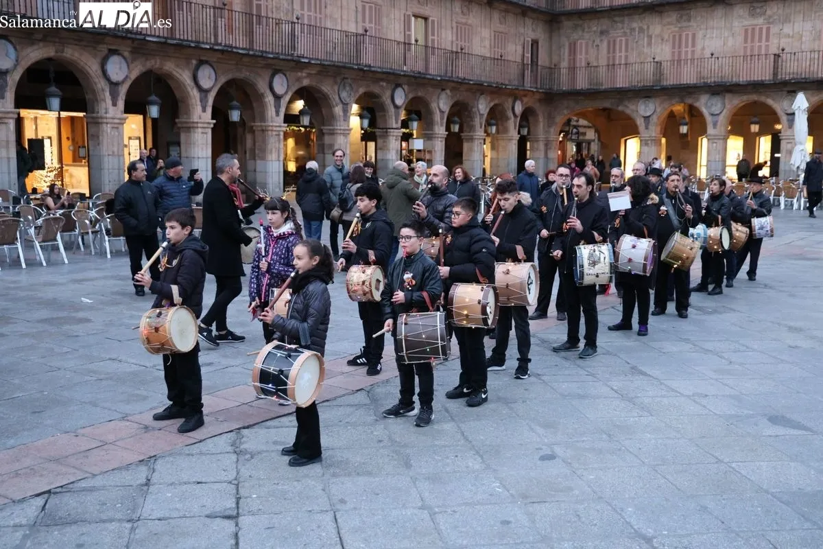 Pasacalles representación de 'El Pujo’ a cargo de alumnos de la Escuela Municipal de Música y Danza. Fotos: David Sañudo