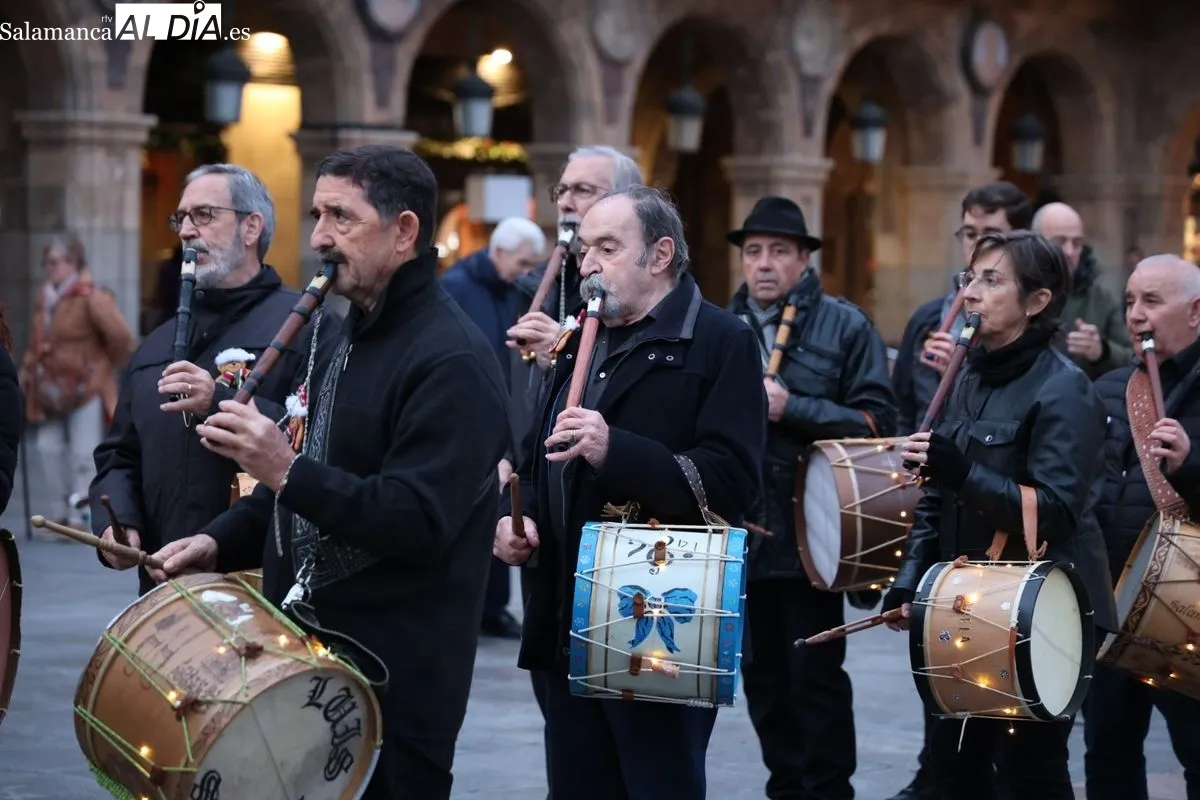 Pasacalles representación de 'El Pujo’ a cargo de alumnos de la Escuela Municipal de Música y Danza. Fotos: David Sañudo