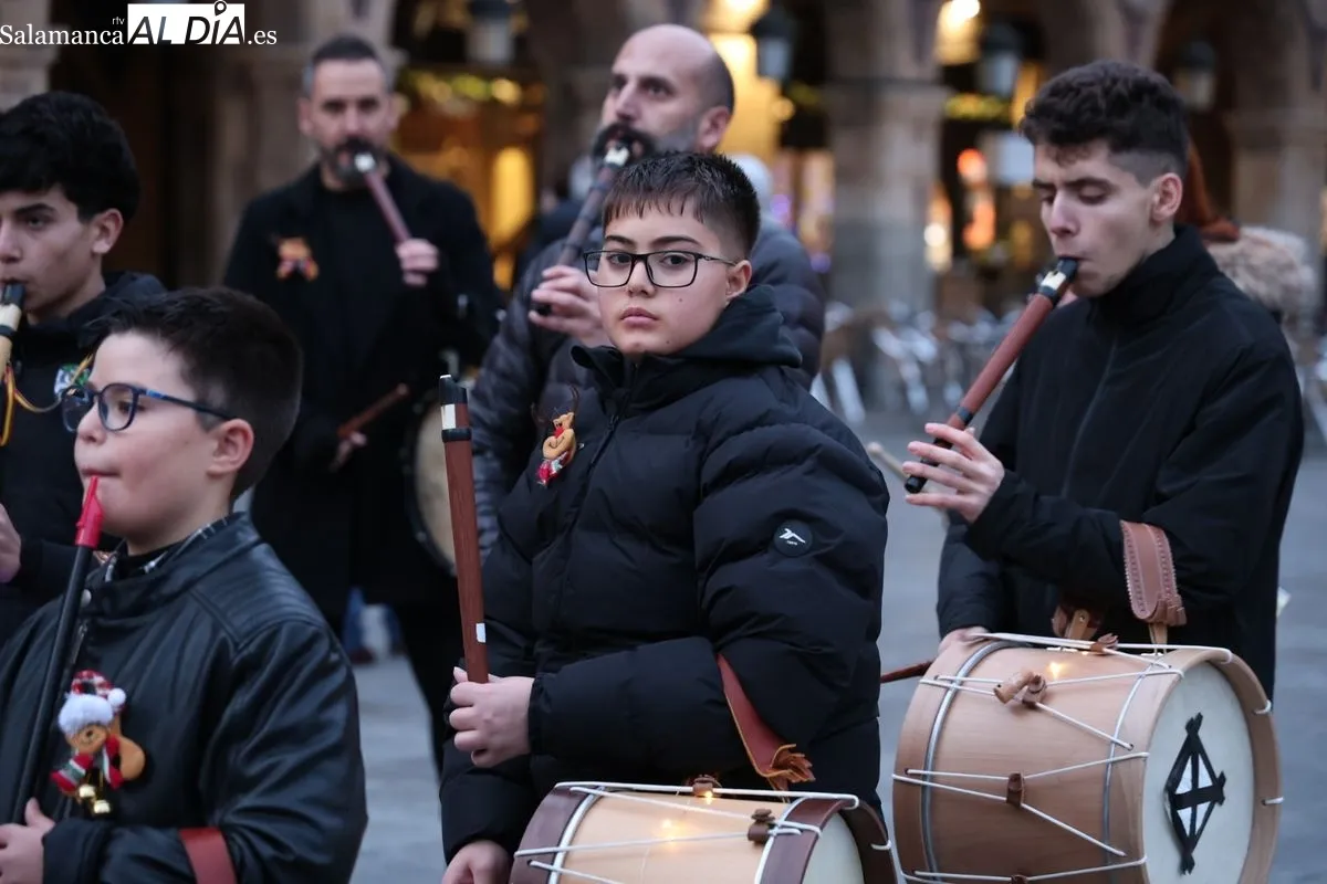 Pasacalles representación de 'El Pujo’ a cargo de alumnos de la Escuela Municipal de Música y Danza. Fotos: David Sañudo