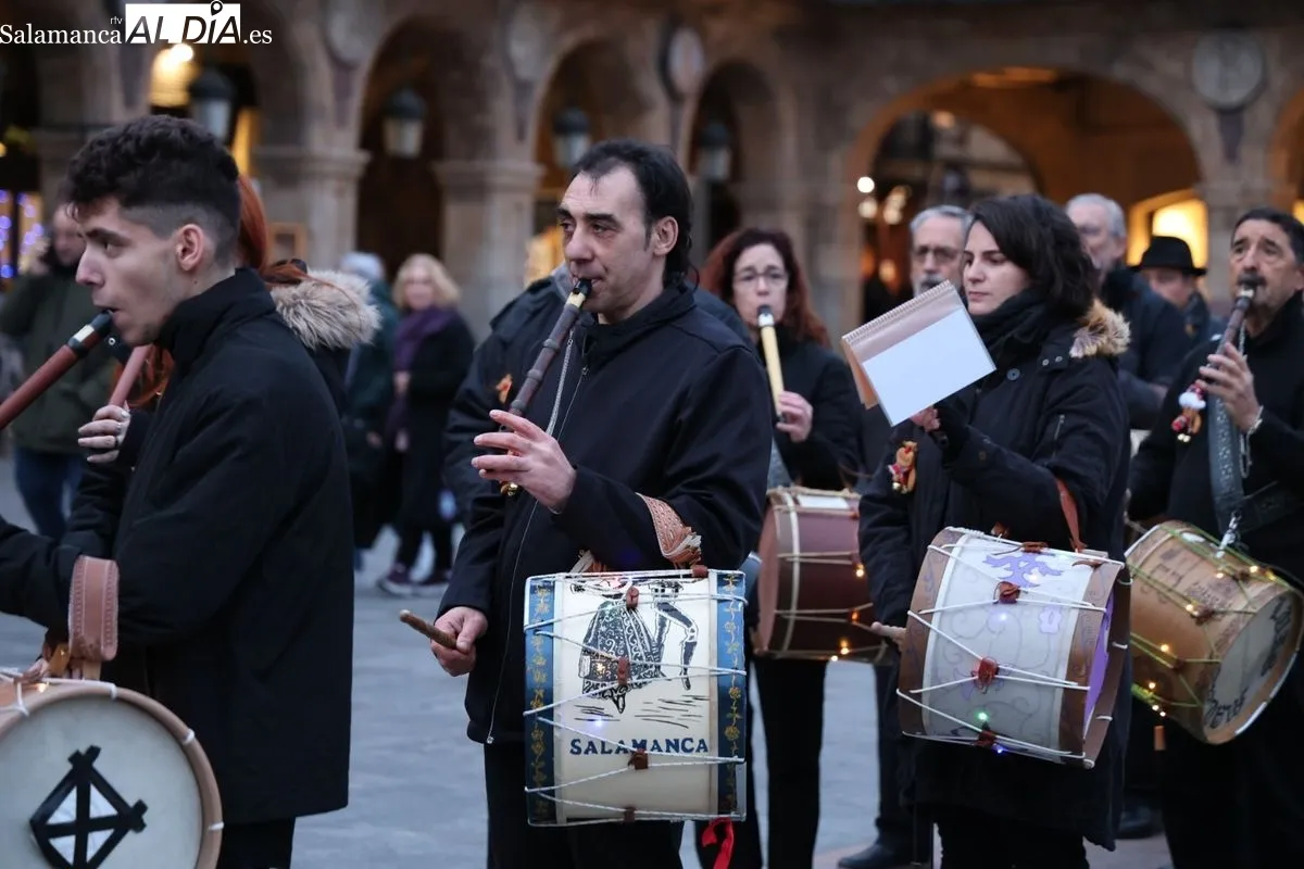 Pasacalles representación de 'El Pujo’ a cargo de alumnos de la Escuela Municipal de Música y Danza. Fotos: David Sañudo