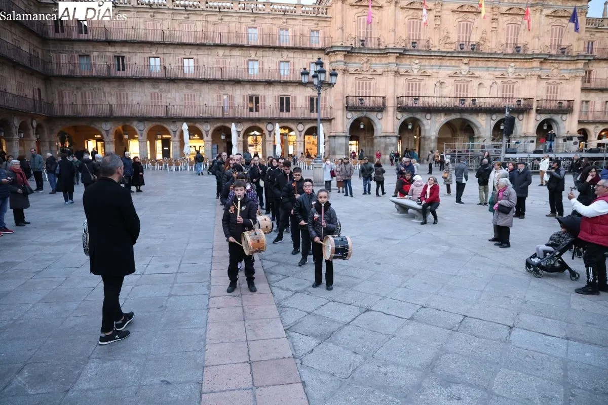 Pasacalles representación de 'El Pujo’ a cargo de alumnos de la Escuela Municipal de Música y Danza. Fotos: David Sañudo
