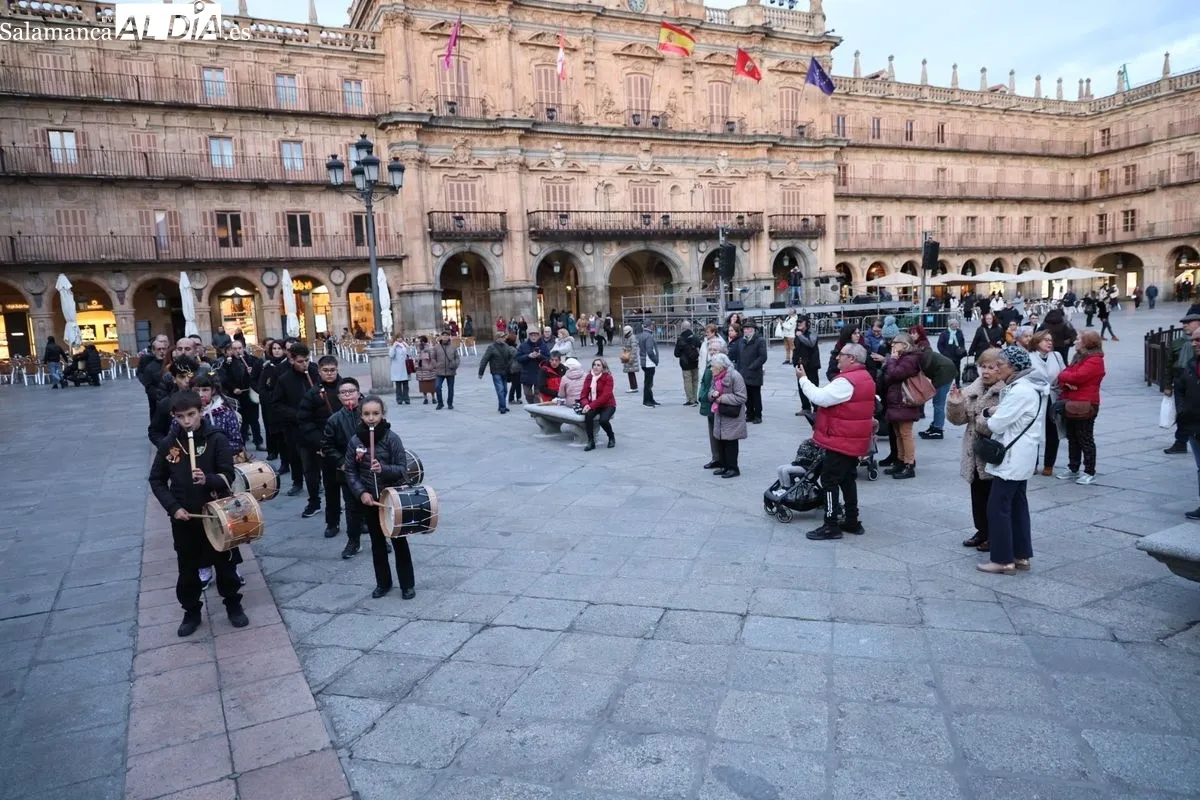 Pasacalles representación de 'El Pujo’ a cargo de alumnos de la Escuela Municipal de Música y Danza. Fotos: David Sañudo