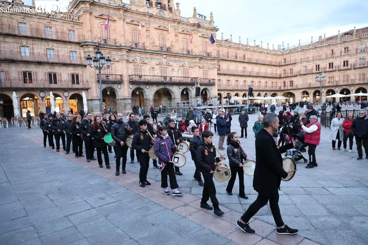 Pasacalles representación de 'El Pujo’ a cargo de alumnos de la Escuela Municipal de Música y Danza. Fotos: David Sañudo