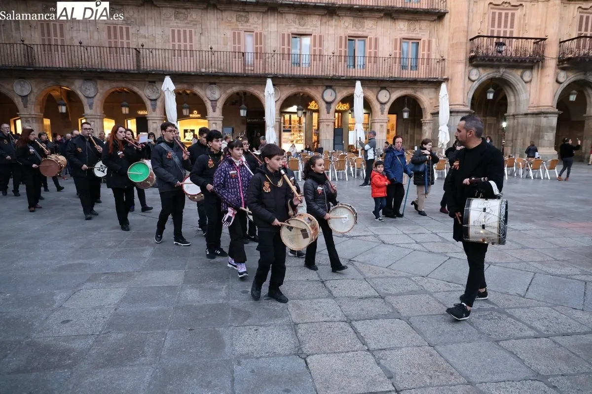Pasacalles representación de 'El Pujo’ a cargo de alumnos de la Escuela Municipal de Música y Danza. Fotos: David Sañudo
