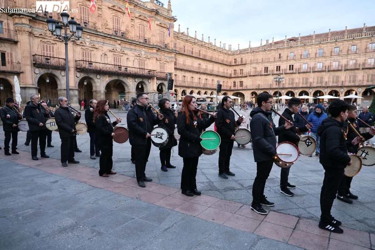Pasacalles representación de 'El Pujo’ a cargo de alumnos de la Escuela Municipal de Música y Danza. Fotos: David Sañudo