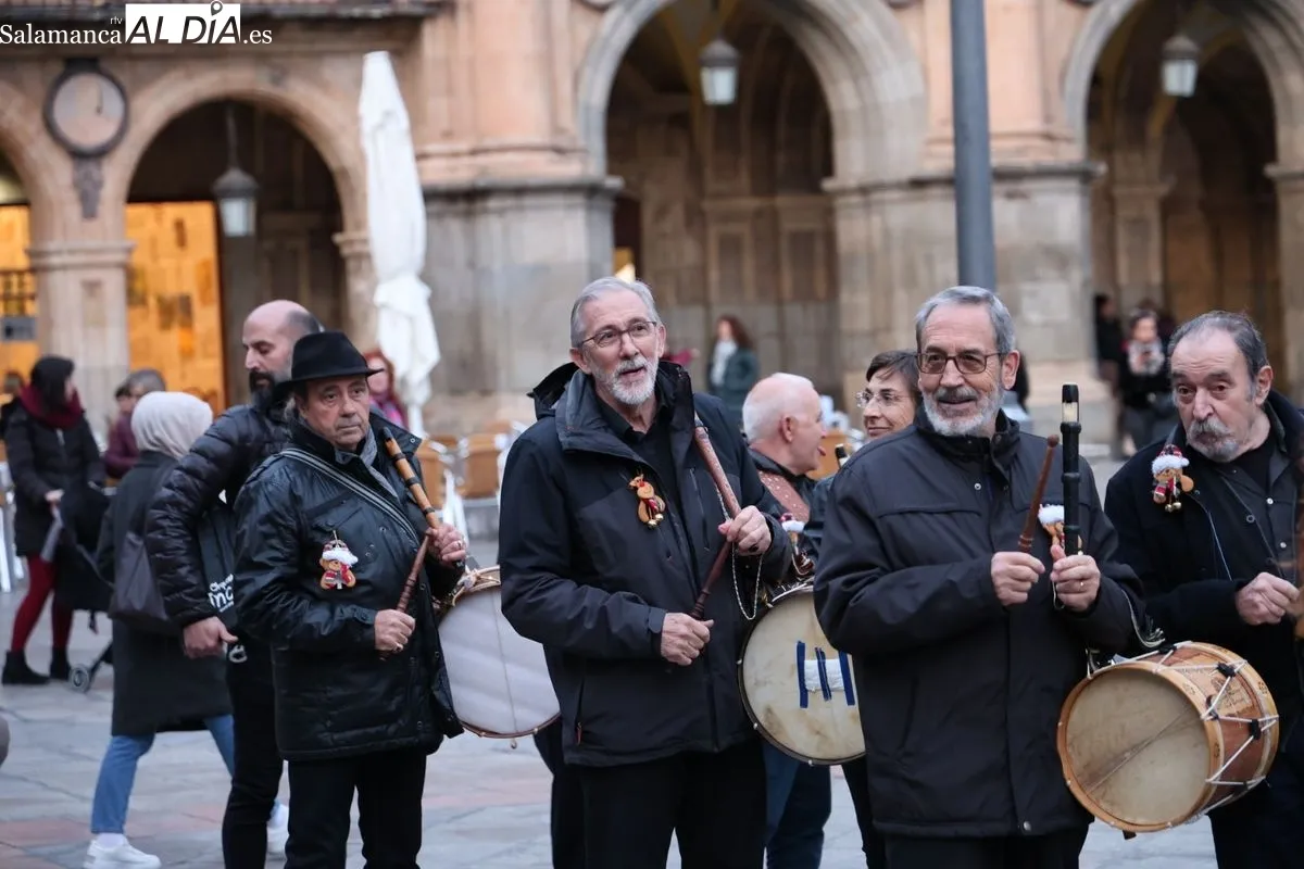 Pasacalles representación de 'El Pujo’ a cargo de alumnos de la Escuela Municipal de Música y Danza. Fotos: David Sañudo