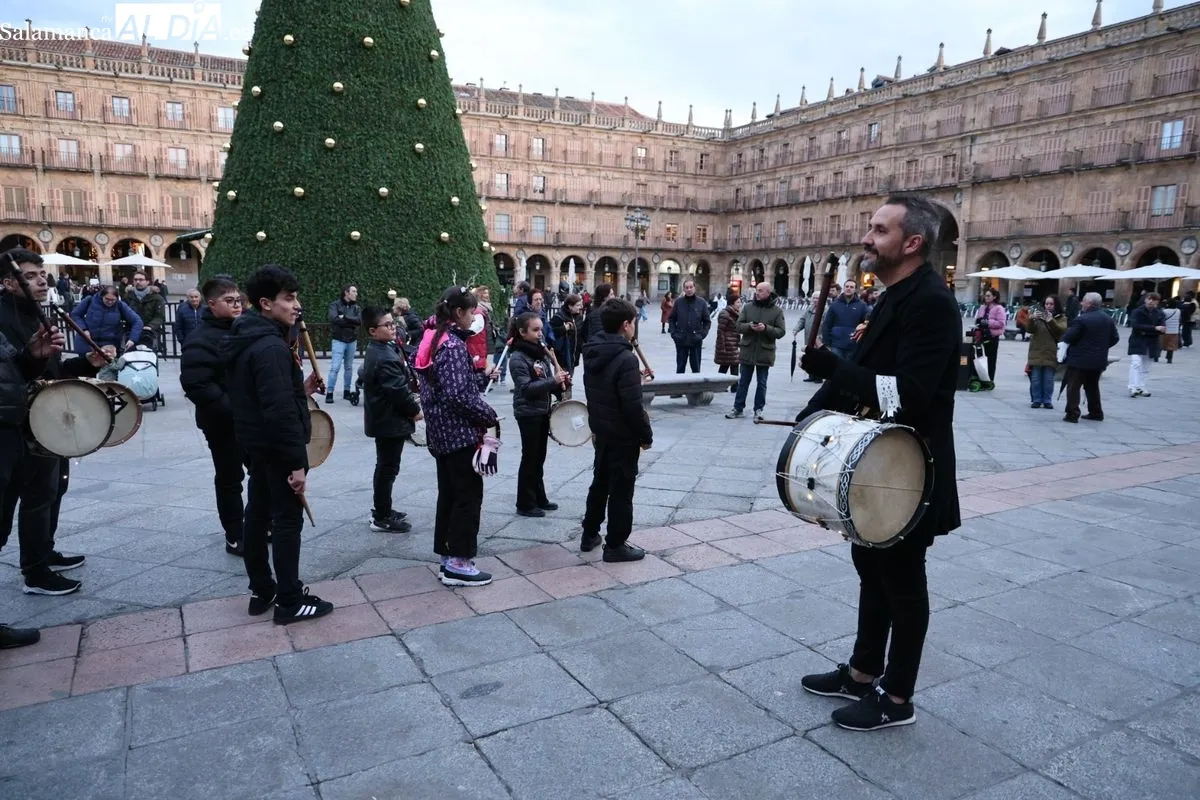 Pasacalles representación de 'El Pujo’ a cargo de alumnos de la Escuela Municipal de Música y Danza. Fotos: David Sañudo