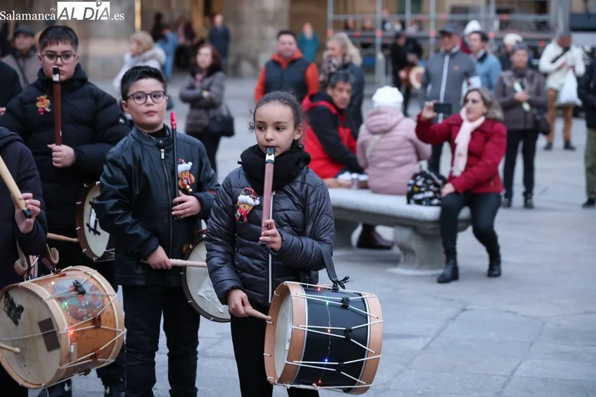 Pasacalles representación de 'El Pujo’ a cargo de alumnos de la Escuela Municipal de Música y Danza. Fotos: David Sañudo