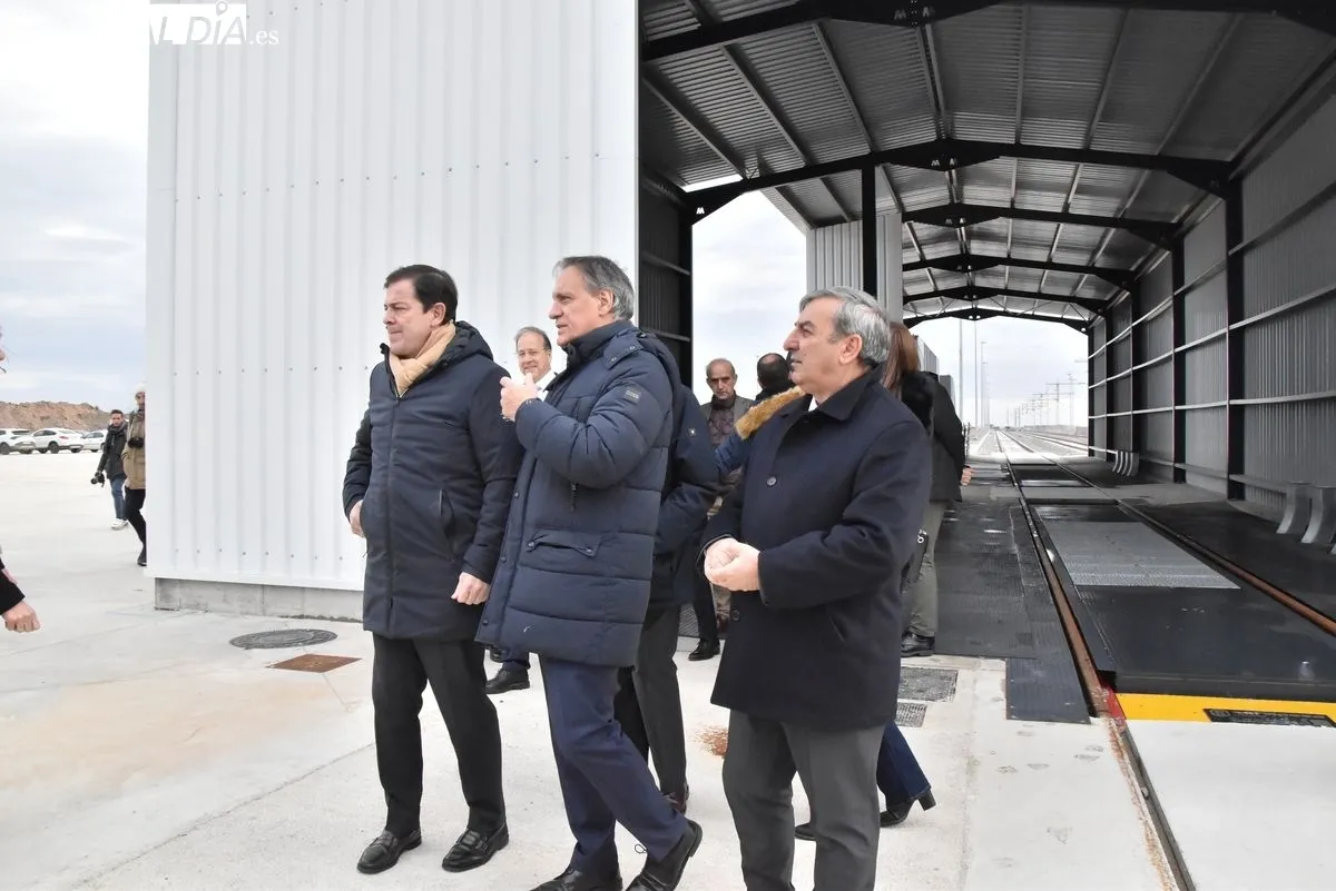 El alcalde de Salamanca y el presidente de la Junta visitan las instalaciones del Puerto Seco, una infraestructura que ha contado con una inversión conjunta de 34 millones de euros. Foto V. Martins