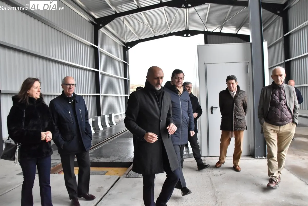 El alcalde de Salamanca y el presidente de la Junta visitan las instalaciones del Puerto Seco, una infraestructura que ha contado con una inversión conjunta de 34 millones de euros. Foto V. Martins