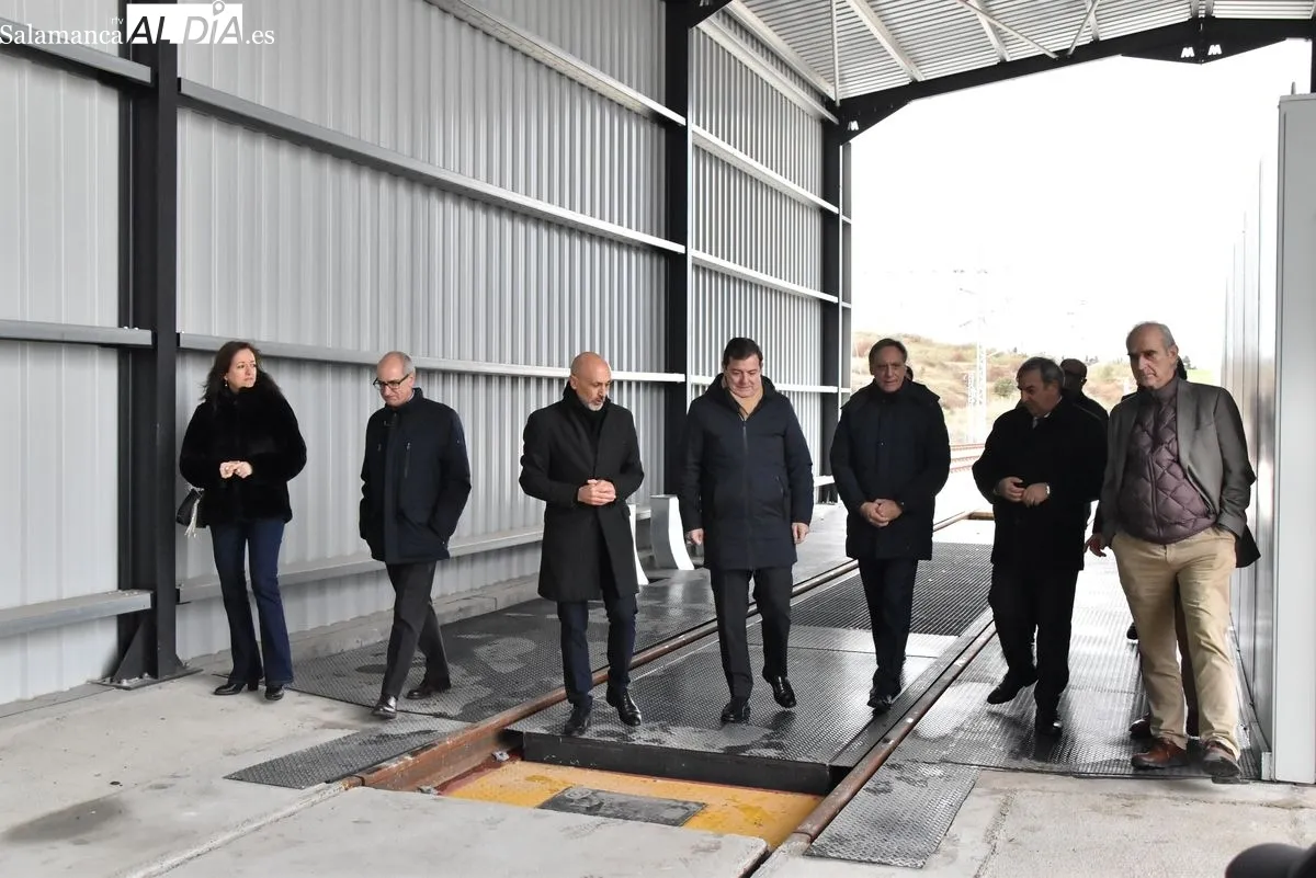 El alcalde de Salamanca y el presidente de la Junta visitan las instalaciones del Puerto Seco, una infraestructura que ha contado con una inversión conjunta de 34 millones de euros. Foto V. Martins