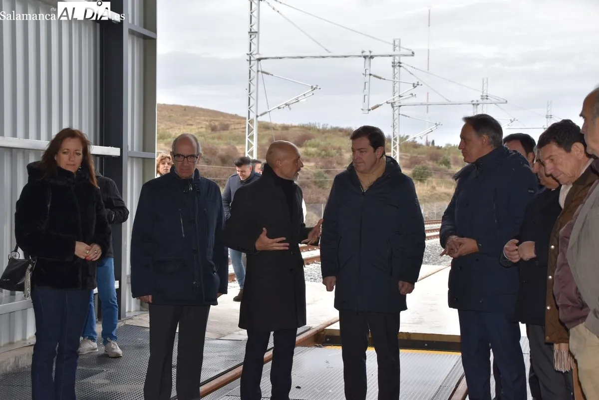 El alcalde de Salamanca y el presidente de la Junta visitan las instalaciones del Puerto Seco, una infraestructura que ha contado con una inversión conjunta de 34 millones de euros. Foto V. Martins