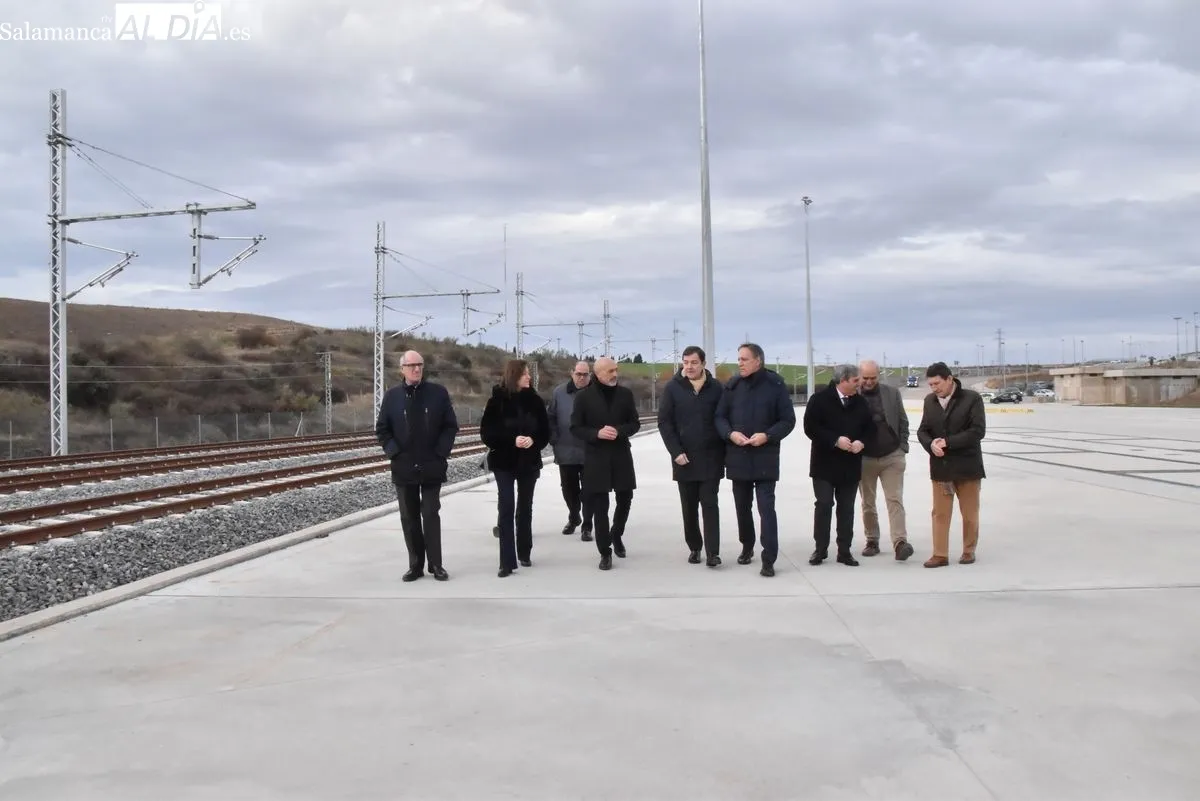 El alcalde de Salamanca y el presidente de la Junta visitan las instalaciones del Puerto Seco, una infraestructura que ha contado con una inversión conjunta de 34 millones de euros. Foto V. Martins