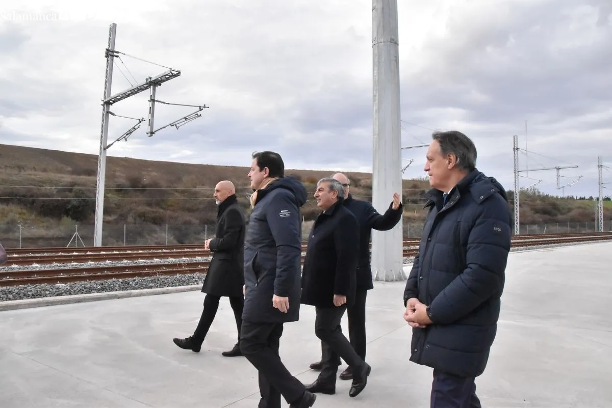 El alcalde de Salamanca y el presidente de la Junta visitan las instalaciones del Puerto Seco, una infraestructura que ha contado con una inversión conjunta de 34 millones de euros. Foto V. Martins
