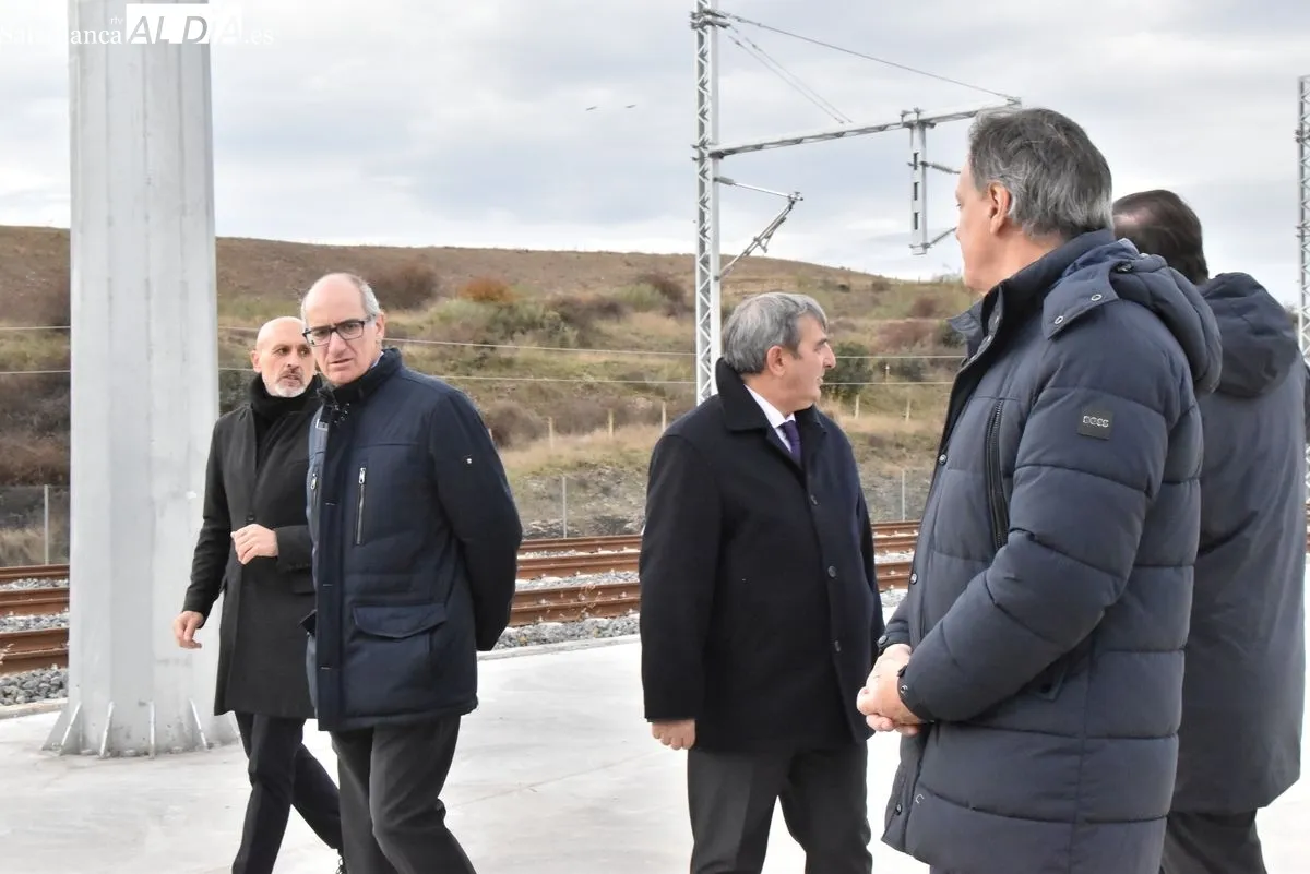 El alcalde de Salamanca y el presidente de la Junta visitan las instalaciones del Puerto Seco, una infraestructura que ha contado con una inversión conjunta de 34 millones de euros. Foto V. Martins