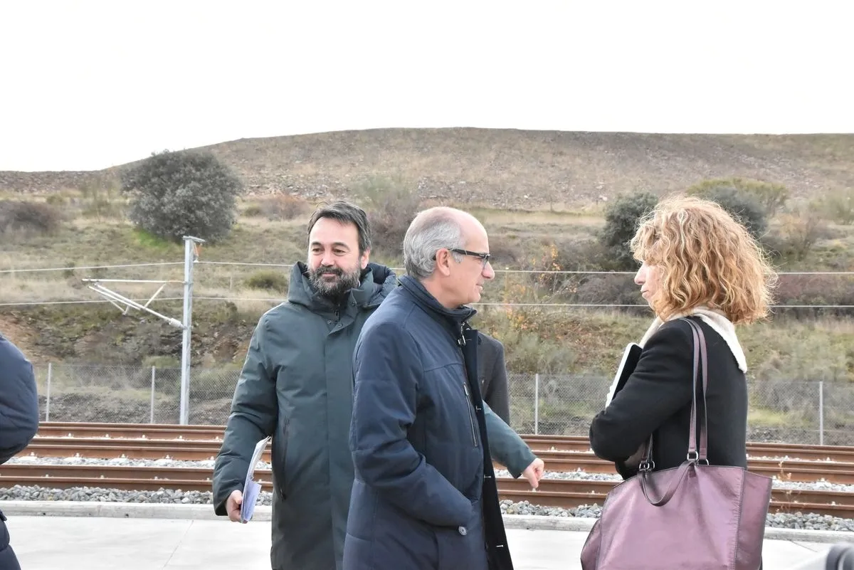 El alcalde de Salamanca y el presidente de la Junta visitan las instalaciones del Puerto Seco, una infraestructura que ha contado con una inversión conjunta de 34 millones de euros. Foto V. Martins